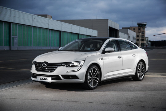 르노삼성자동차는 최초 등록 이후 10년이 지난 노후 경유차를 말소 등록하고 신규 승용차를 구매하는 고객에 정부의 개소세 70% 감면 이후에 남는 잔여 30%를 지원한다. SM6(사진)의 경우 103만~139만원가량의 할인을 제공한다. <르노삼성자동차 제공>